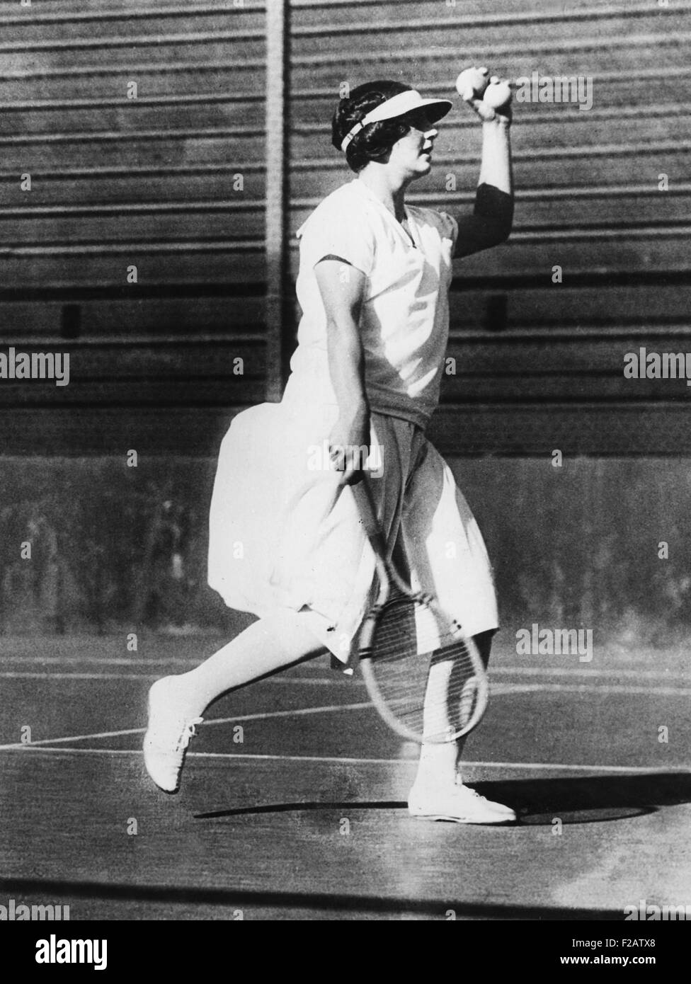 Helen Wills während einem Übungsspiel in San Francisco, Juni 1925. Sie trägt ihr typisches Outfit: weiße Matrosenanzug mit plissierten knielangen Rock, weiße Schuhe und ein weißes Visier. (CSU 2015 11 1567) Stockfoto