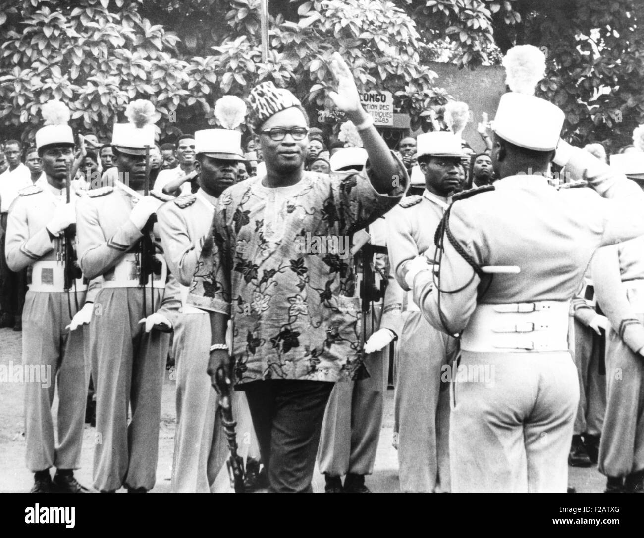 Präsident Joseph Mobutu vor der Behandlung des Korps der Freiwilligen der Republik Kongo. 3. Januar 1967. Gegründet kurz nach Mobutu Vollgas im November 1965, CVR, angenommen wurde eine semi-politische Bewegung, einschließlich wichtige Studentenbewegungen, direkt unter der Kontrolle von Präsident Mobutu. (CSU 2015 11 1559) Stockfoto