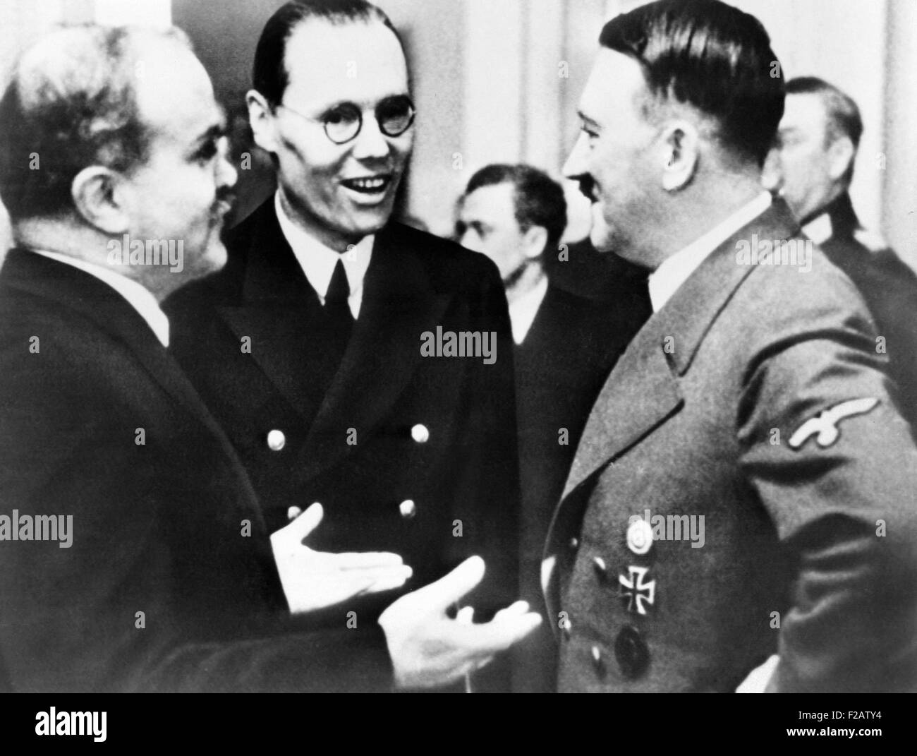 Vyacheslav Molotov spricht zu Adolf Hitler und mit Hilfe eines Dolmetschers. Berlin, Dez. 1940. Der sowjetische Außenminister besuchte Deutschland für Diskussionen über territoriale Beute basierte über den Sowjet-Nazi Nichtangriffs-Pakt von 1939. (CSU 2015 11 1548) Stockfoto