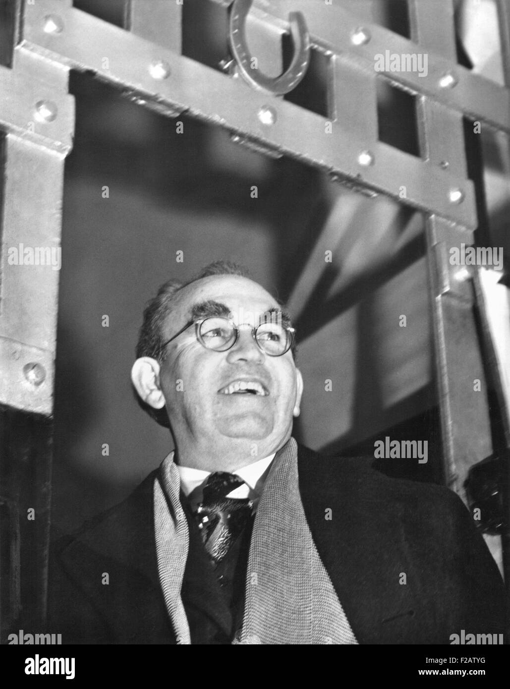 Thomas Mooney Familientreffen außerhalb der Gefängnismauern in San Quentin, Kalifornien. 7. Januar 1939. Mooney ist auf dem Weg nach Sacramento für Stockfoto