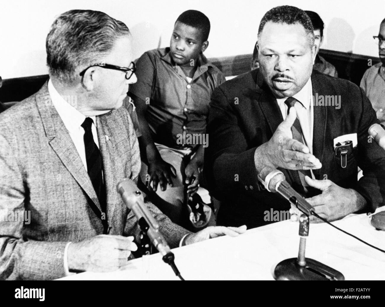 Ehemalige Champion im Halbschwergewicht Archie Moore hält eine Pressekonferenz in Washington. 20. September 1967. Moore erklärte, dass er in San Diego African America hilft Jugend Jugendkriminalität vermeiden, indem Sie lernen ", um Probleme mit würde zu gehen." Auf der linken Seite ist Senator George Murphy und im Hintergrund einige der Moores "Boys". (CSU 2015 11 1529) Stockfoto