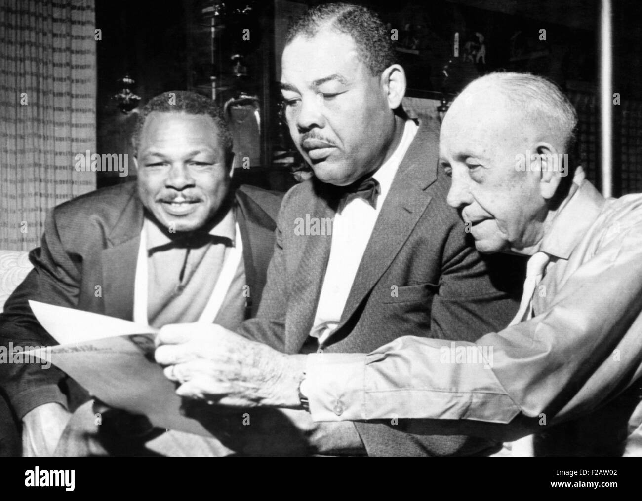 Übertragung auf die Möglichkeit einer Archie Moore vs. gen Fuller. L-r: Moore, Matchmaker Joe Lewis und Moores Manager Jack 'Doc' Kearns. (CSU 2015 11 1527) Stockfoto