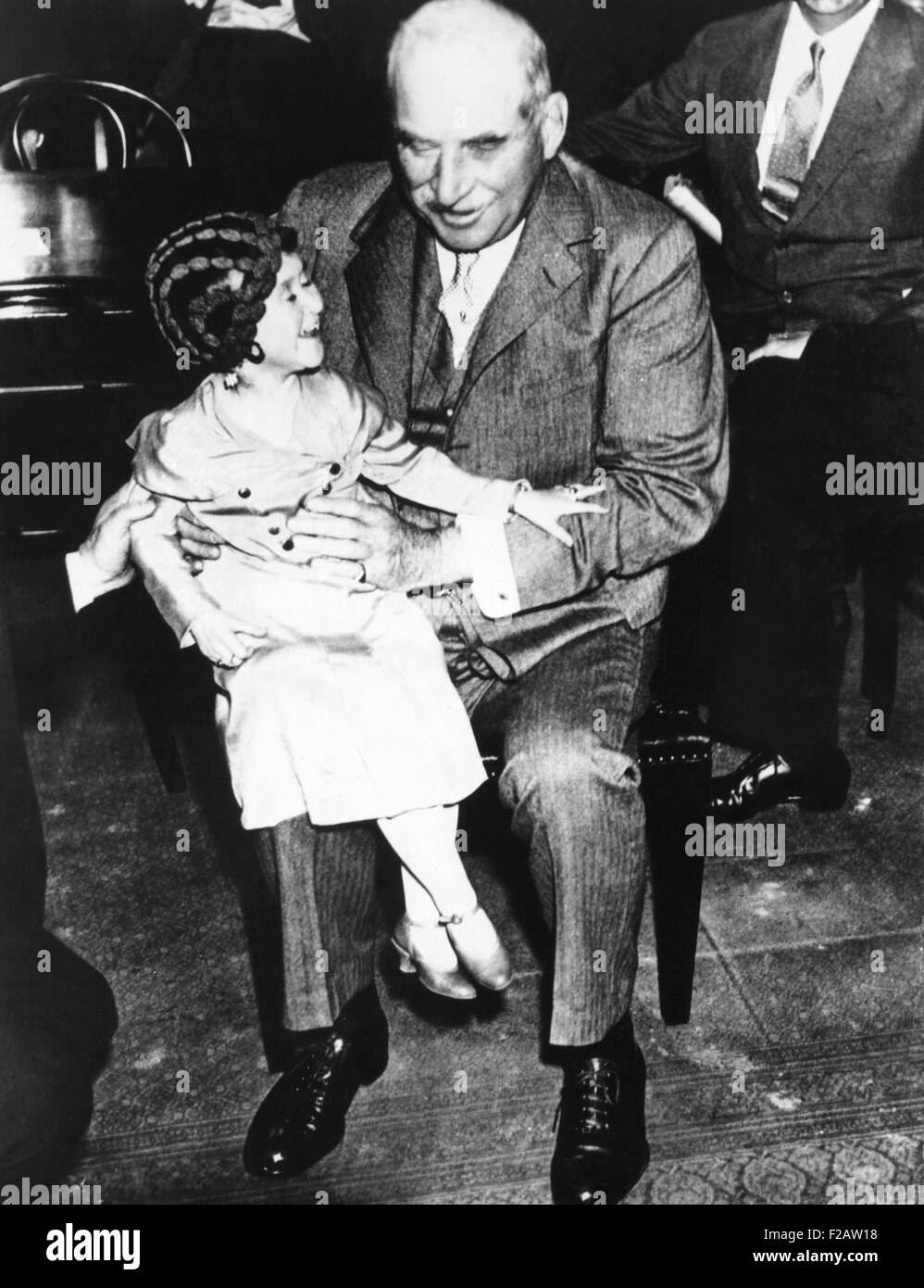 Finanzier J.P. Morgan mit Zirkus Zwerg Lya Graf sitzt auf seinem Knie, 1. Juni 1933. Sie wurde in den Senat Banking und Währungsausschuss Anhörung durch eine Presse-Agent für den Ringling Brothers Zirkus gebracht. (CSU 2015 11 1502) Stockfoto