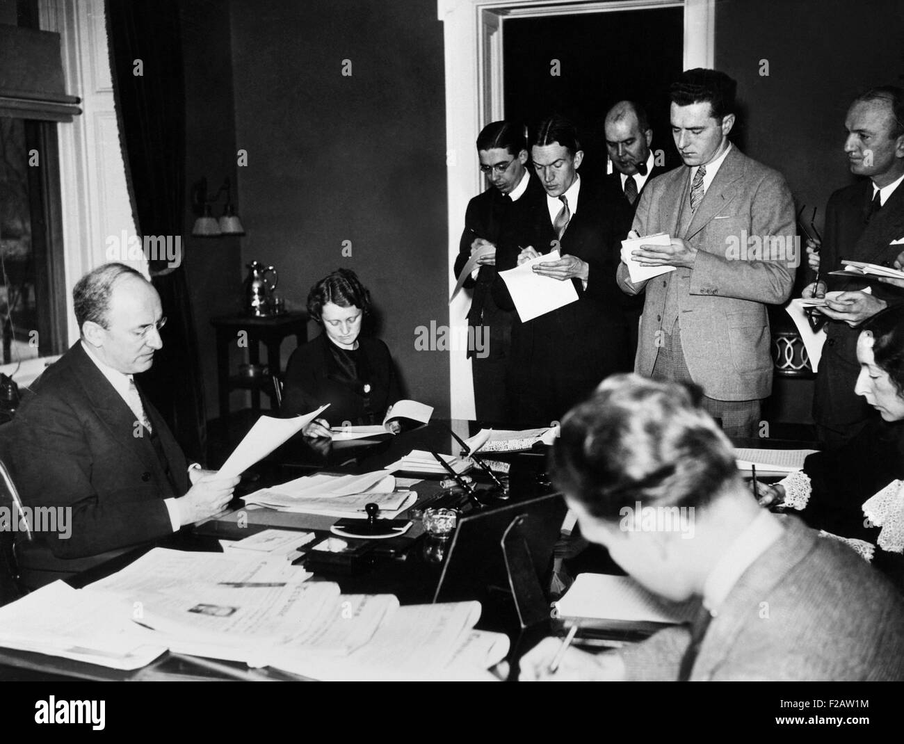 US-Finanzminister Henry Morgenthau, Jr. spricht die Reporter, 17. Januar 1935. Er kündigte an, dass die Treasury-Abteilung war Stockfoto