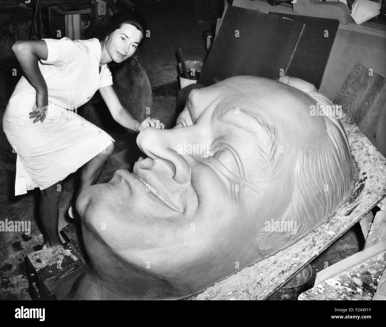 Riesige Ton-Leiter der Komiker Bob Hope in einem Hollywood-Künstler-Atelier. 16. Oktober 1963. Die Skulptur von ungarischen Marosa Magda wurde Santa Claus Lane Parade der Stars beauftragt. (CSU 2015 11 1488) Stockfoto