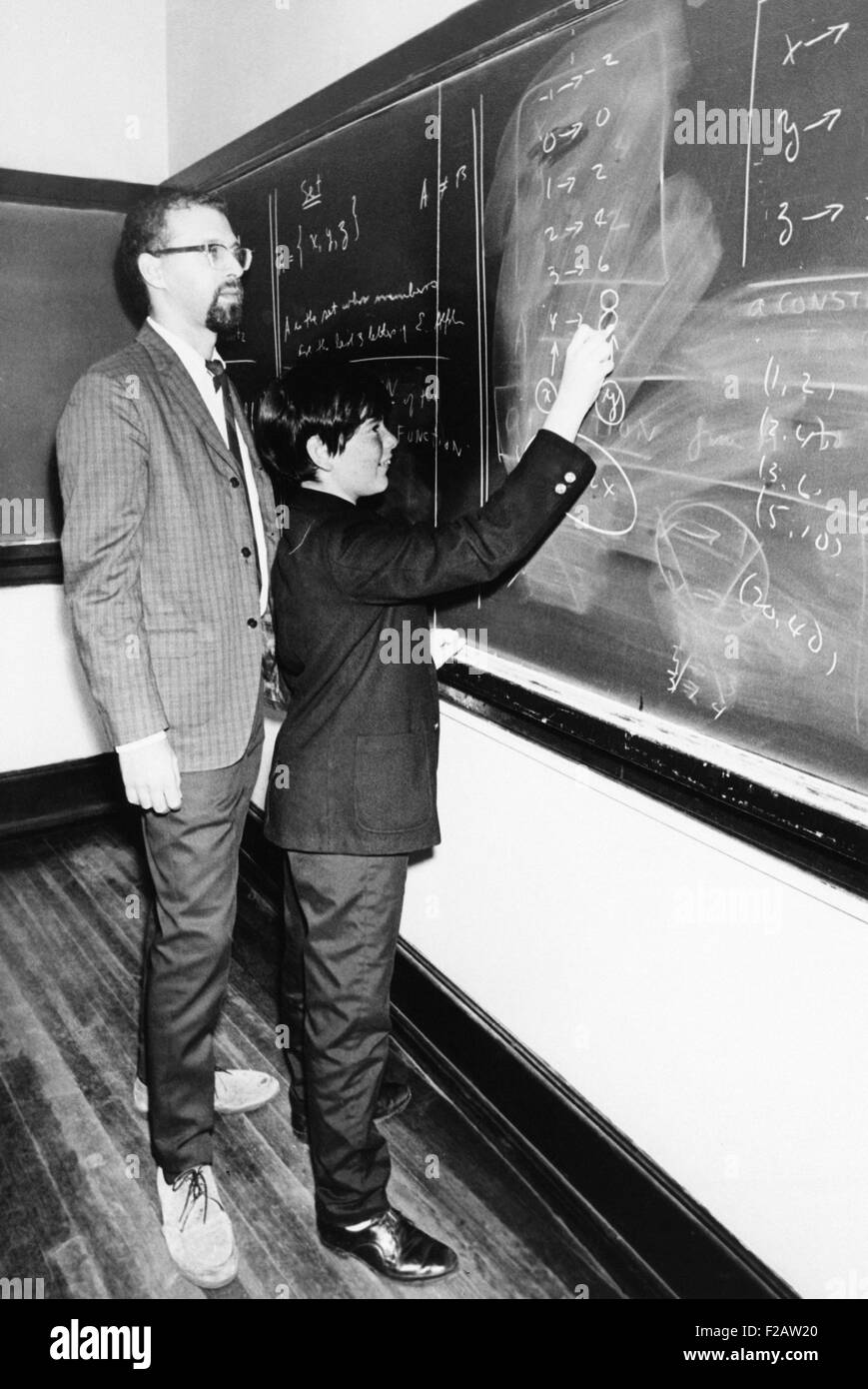 Professor Harry Dym, arbeitet mit seinen 12 jährige Studentin, Matthew Marcus am College in New York City. 16. September 1968. DyM Forschung enthalten Operator-Theorie, Interpolation Theorie und inverse Probleme. Er entdeckte die Dym Gleichung, die nach ihm benannt wurde. (CSU 2015 11 1487) Stockfoto