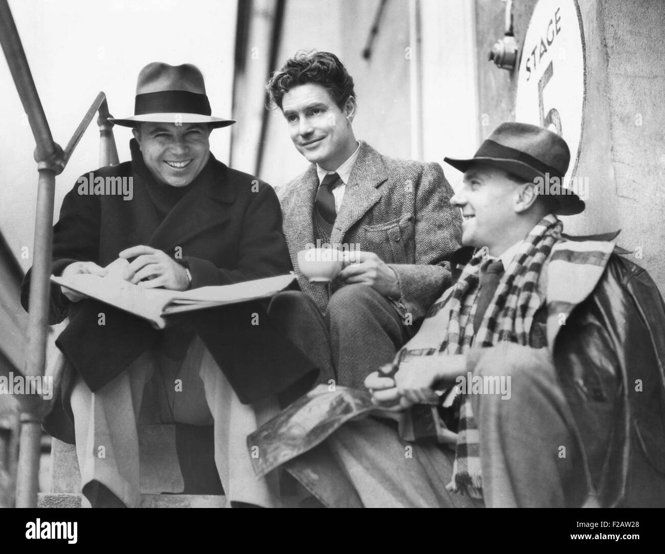 King Vidor, Robert Donat und Ralph Richardson, während der Dreharbeiten zu THE CITADEL, 1938. (CSU 2015 11 1479) Stockfoto
