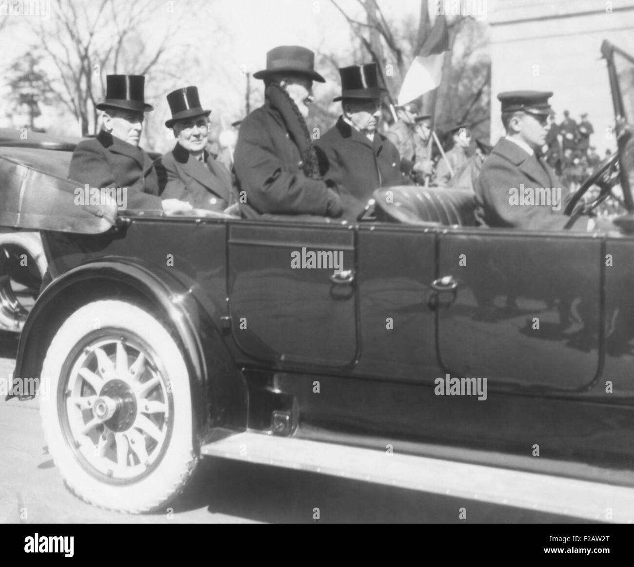 Präsident Woodrow Wilson auf dem Weg zu gewählter Präsident Warren Harding Einweihung. 4. März 1921. Vorne sind zwei der Wilsons republikanischen Gegner, Rep Joseph Cannon (im Mantel, kein Hut) und Senator Philander Knox. (CSU 2015 11 1465) Stockfoto