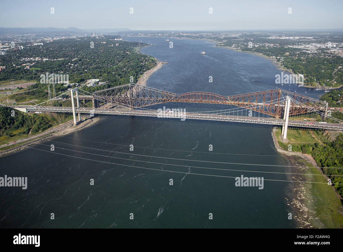 Die Brücke Pont Pierre Laporte und der Pont de Québec-Brücke sind in diesem Luftbild in Québec (Stadt) abgebildet. Stockfoto
