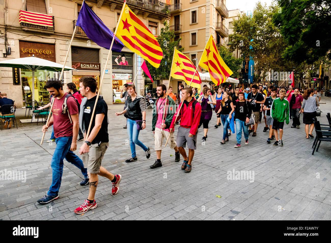 Jungen Katalanen marschieren durch die Altstadt von Barcelona, während die Feierlichkeiten zum Nationalfeiertag (Diada) beginnen. Stockfoto