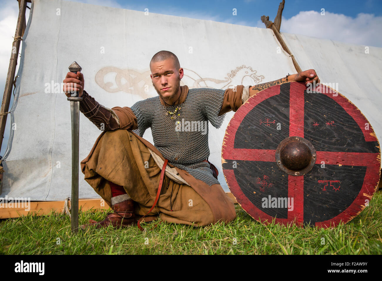 Eine Nahaufnahme von einem Mann als Viking mit Schild und Schwert, Ishøj, Dänemark gekleidet Stockfoto