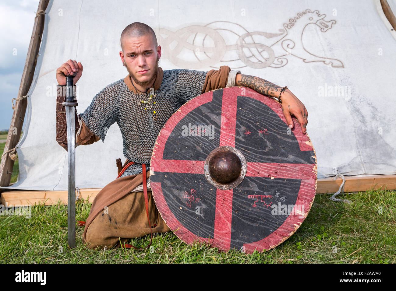 Eine Nahaufnahme von einem Mann als Viking mit Schild und Schwert, Ishøj, Dänemark gekleidet Stockfoto