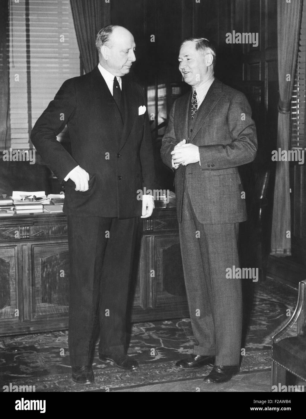Jersey City Bürgermeister Frank Hague (links), mit Gouverneur Elect Harry Moore aus New Jersey, 7. Januar 1938. Gouverneur Moore seine noch nicht abgelaufenen angeboten Stockfoto