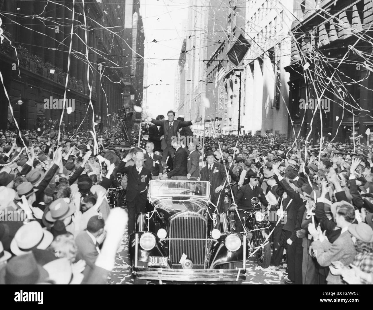 Eine ekstatische Wendell Willkie erhält den Beifall des 40,000s Chicagoans, 13. September 1940. Massen erfüllte die LaSalle-Straße als Ticker Bänder fällt. (CSU 2015 11 1407) Stockfoto