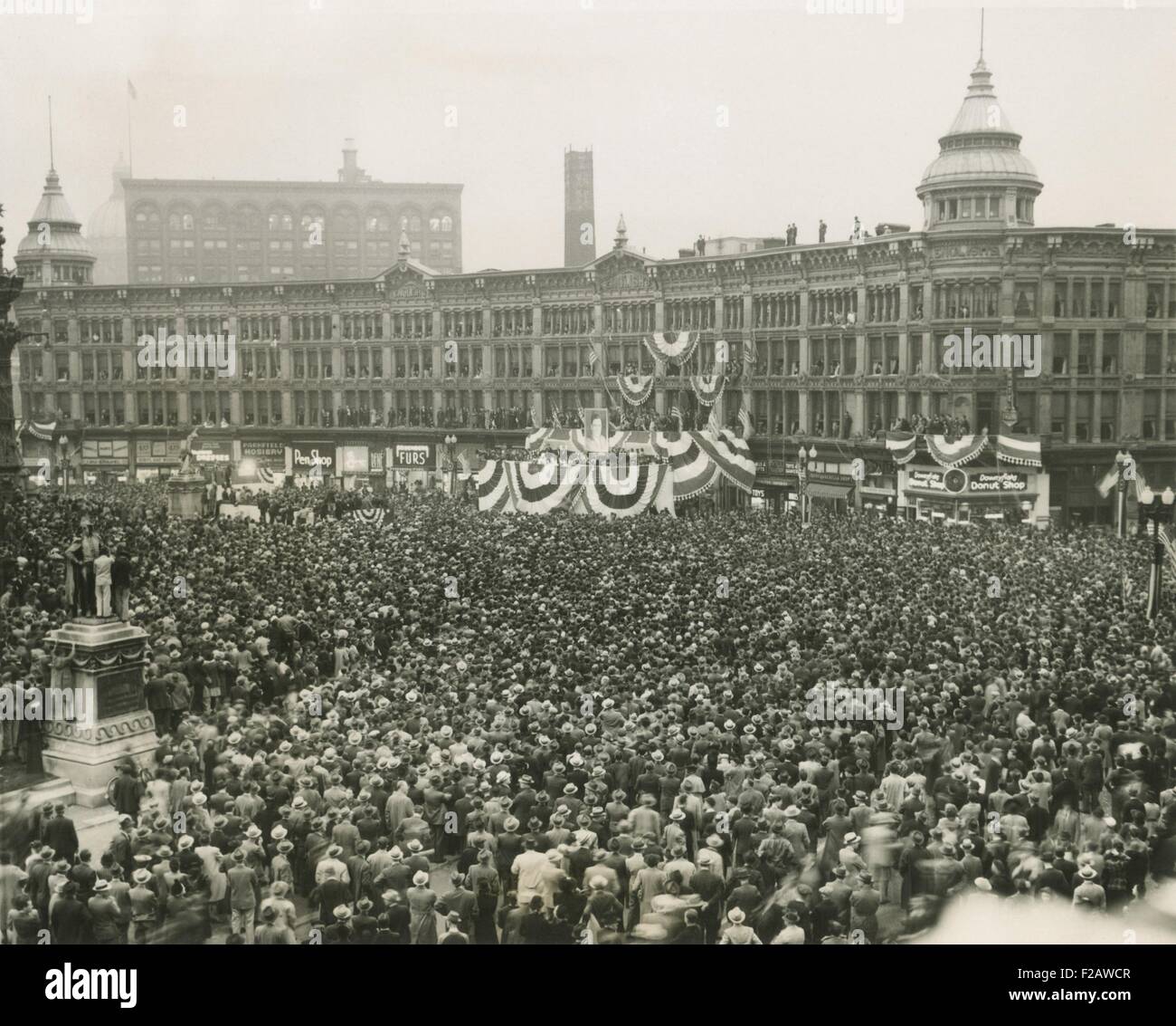 75.000 jubeln Wendell Willkie im Feld Monument Circle in Indianapolis