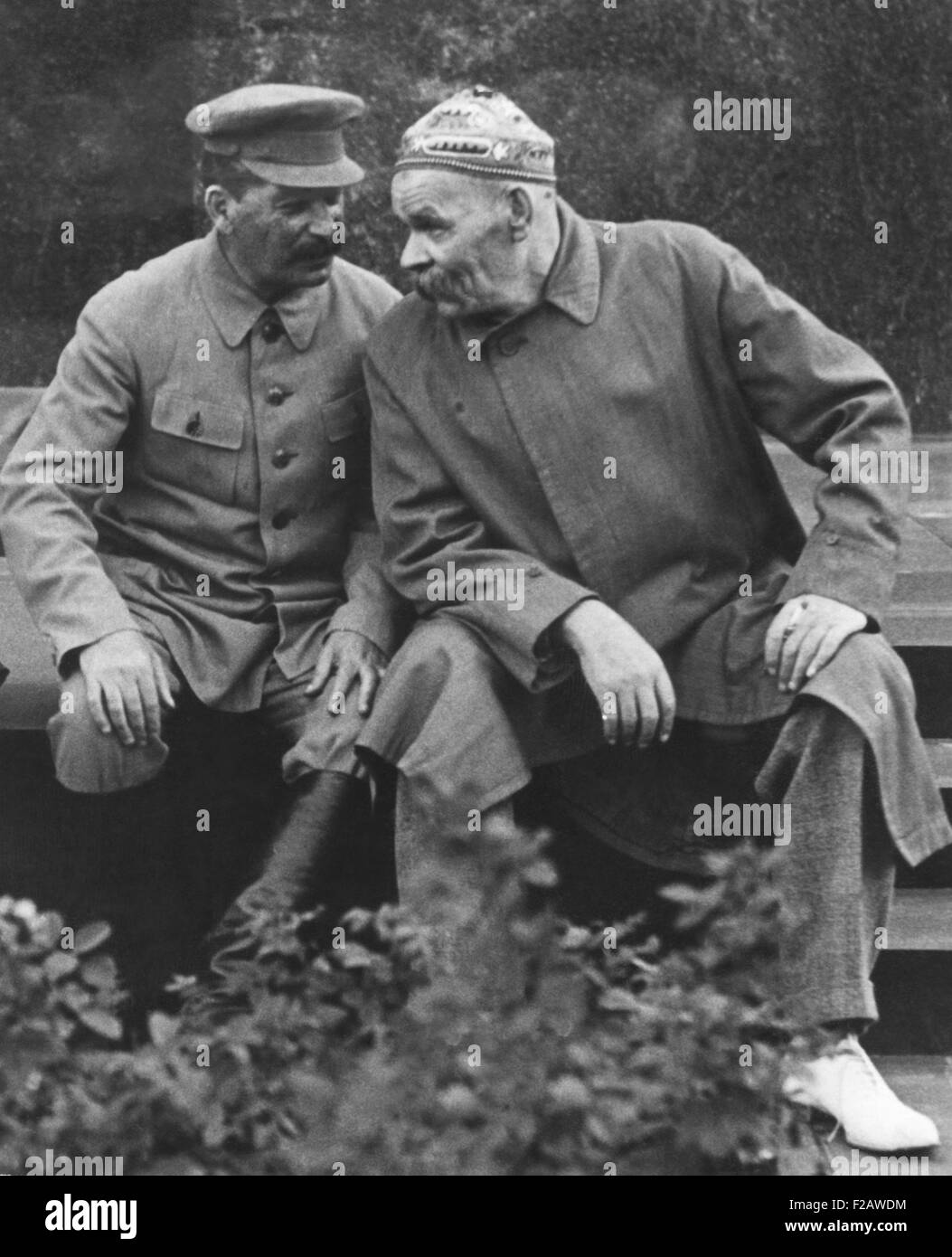 Sowjetische Führer Josef Stalin mit russischer Schriftsteller und Dramatiker Maxim Gorky (rechts) zu sprechen. Sie sitzen an Lenins Grab, wo sie Athleten des 10. Jahrestages des roten Sportintern am 3. August 1931 erhielt. (CSU 2015 11 1380) Stockfoto