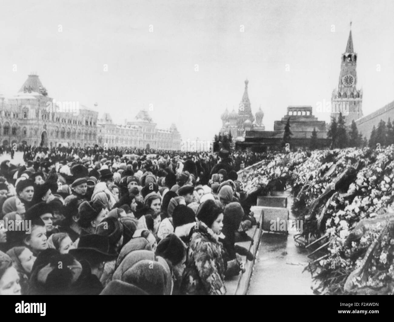 Menschenmassen auf dem Moskauer Roten Platz trauern um den Tod von Josef Stalin. 11. März 1953. Tausende von Kränzen befinden sich auf dem Roten Platz. Lenins, und jetzt auch Stalins Grab ist das flache Gebäude zwischen den Türmen auf der rechten Seite. (CSU 2015 11 1379) Stockfoto