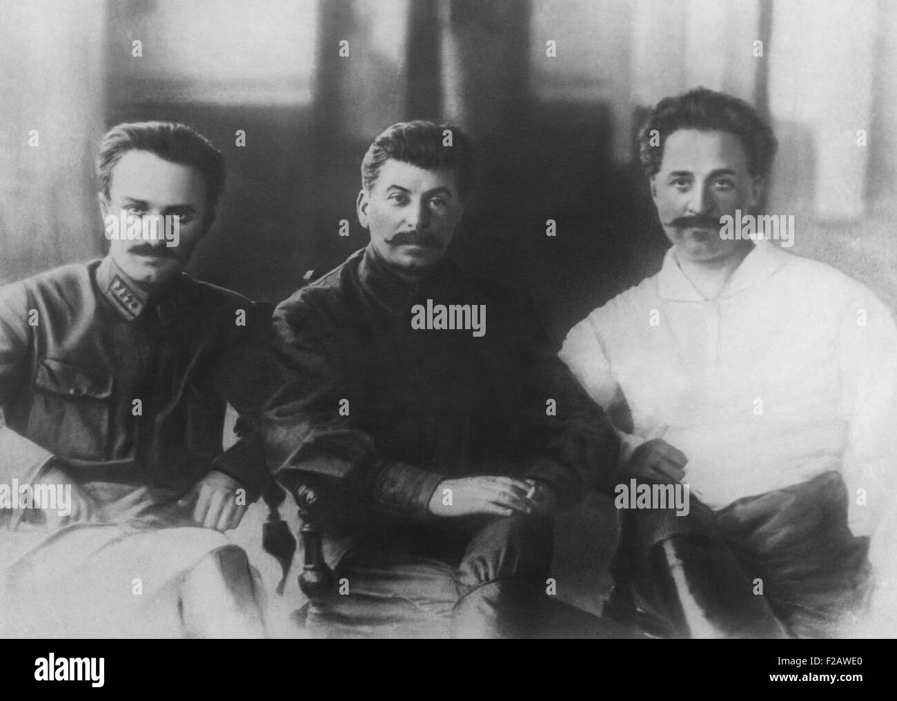 Kommunistische Partei und sowjetische Regierungsvertreter in Tiflis, Georgien, 1926. L-r: g.k. Ordschonikidse, Josef Stalin und A. Mikojan in Tiflis 1926. (CSU 2015 11 1374) Stockfoto