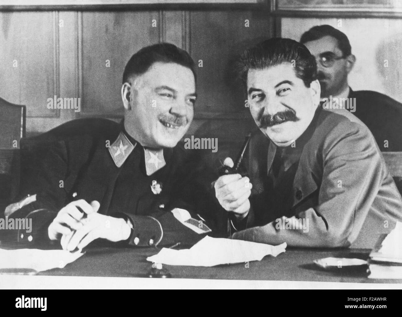 Josef Stalin (links) und Kliment Voroshilov, des sowjetischen Krieg Hauptminister, 1936. Woroschilow Beziehungen mit Stalin waren belastet durch die Irrungen und Hinrichtungen vieler Russlands militärische Befehlshaber des großen Terrors der 1930er. Woroschilow überlebt, befahl der Leningrader Front im zweiten Weltkrieg. (CSU 2015 11 1366) Stockfoto