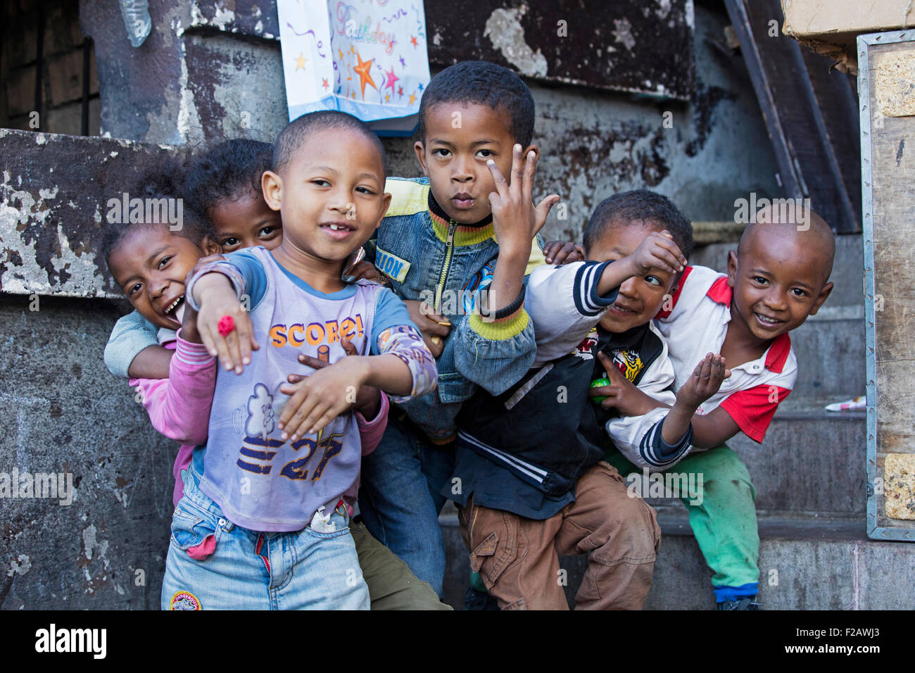 Madagassische Kinder Spaß lächelnd posiert in den Straßen von Antananarivo, der Hauptstadt Madagaskars, Südostafrika Stockfoto