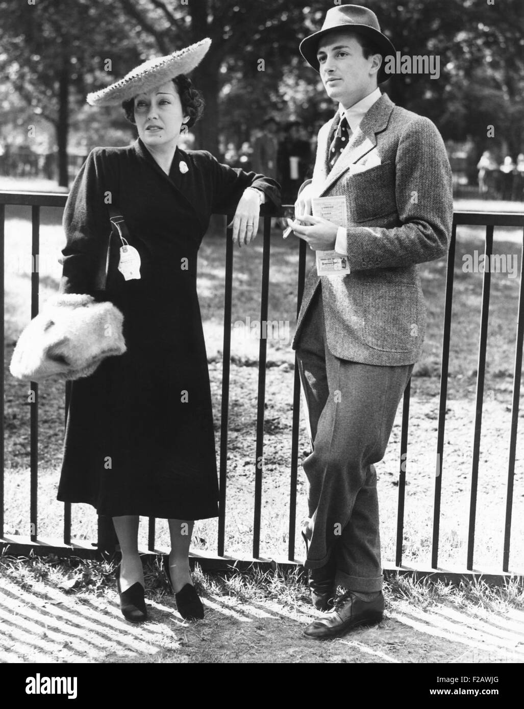 Gloria Swanson, besuchten die Rennen am Belmont Park, NYC, Long Island am 24. September 1938. Die 39-jährige Schauspielerin wurde von begleitet. Stockfoto