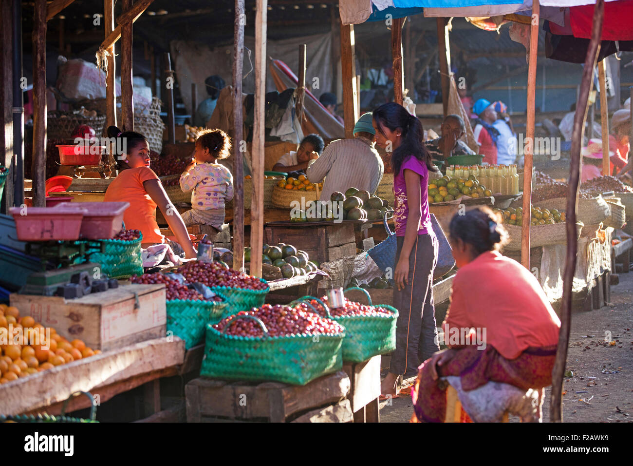 Madagassischen Straßenhändler verkaufen Obst und Gemüse auf dem täglichen Markt in der Stadt Antsirabe, Vakinankaratra, Madagaskar, Afrika Stockfoto