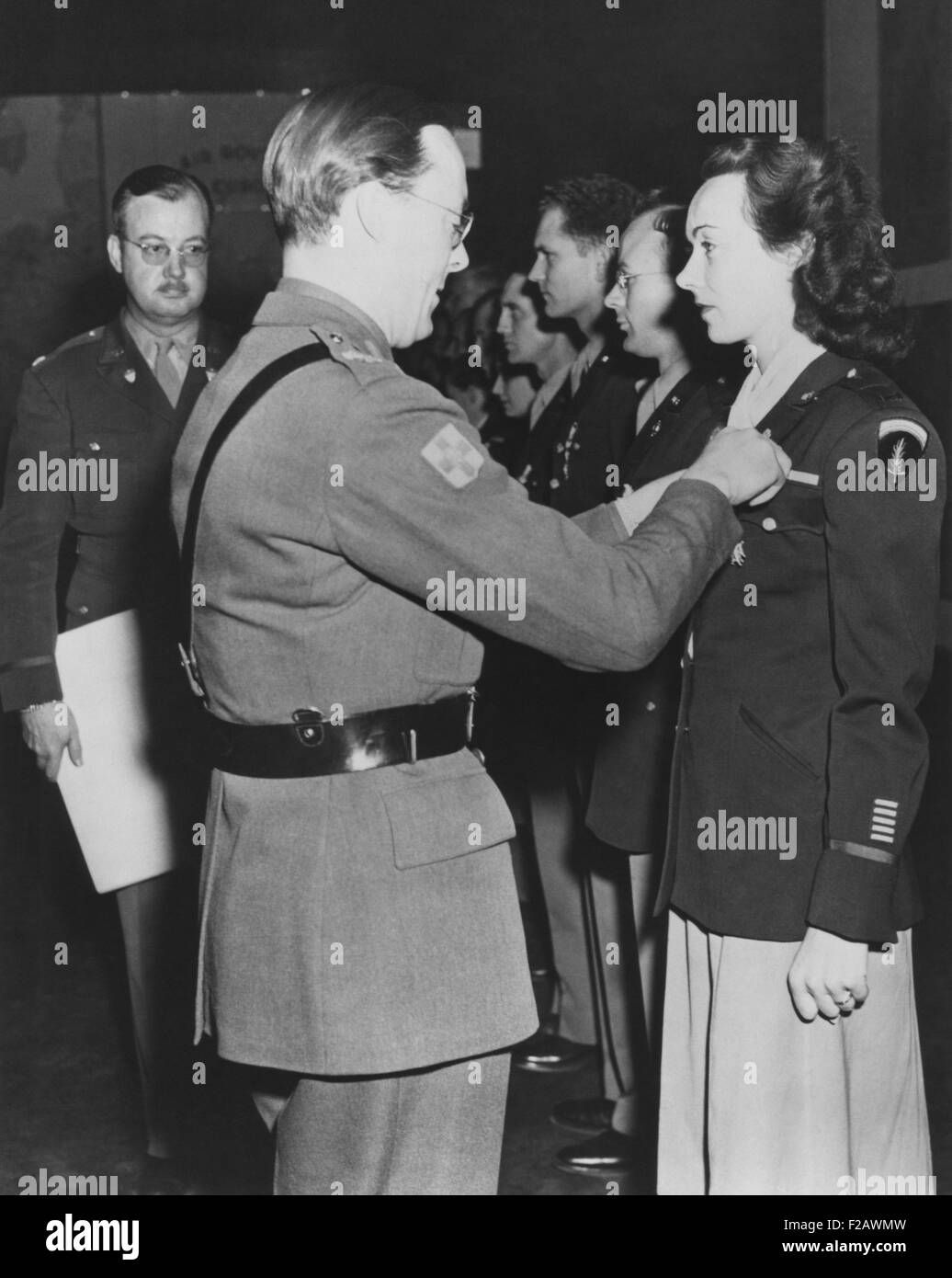 Kay Summersby mit ihrem zweiten Weltkriegs Erinnerungsstücke. Ihr signiertes Porträts sind Winston Churchill, George Marshall, Franklin Stockfoto