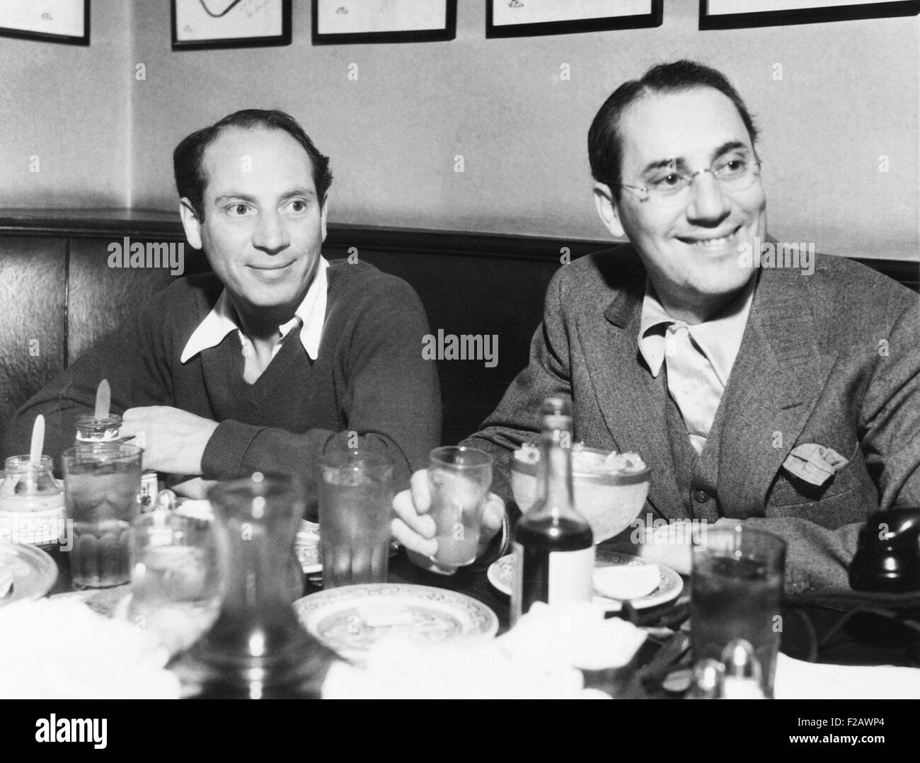 Chico (links) und Groucho Marx beim Mittagessen in der berühmten Brown Derby Restaurant in Hollywood. 16. Februar 1933 (CSU 2015 11 1249) Stockfoto