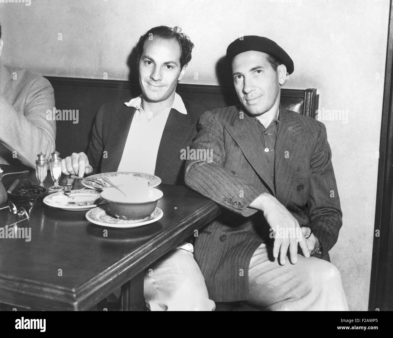 Zeppo und Chico Marx an der Brown Derby, wo viele Hollywood-Filmstars zu Mittag. 29. August 1932. (CSU 2015 11 1250) Stockfoto