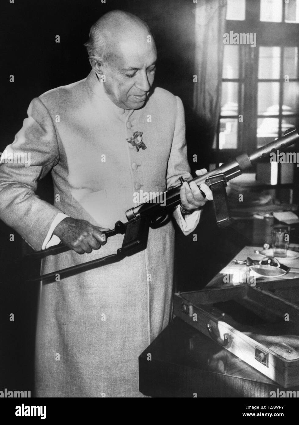 Jawaharlal Nehru, Premierminister von Indien, mit einer Maschine Pistole, 3. Dezember 1962. In 1962 provoziert chinesische Soldaten Scharmützeln an der Himalaya-Grenze zu Indien in den traditionell umstrittenen Grenzregionen Aksai Chin und Arunachal Pradesh. China hat einen Propaganda-Sieg innerhalb des kommunistischen Blocks, als die Sowjetunion versprach, Überschall-Kampfjets und eine MIG-Flugzeugwerke nach Indien liefern. (CSU 2015 11 1234) Stockfoto