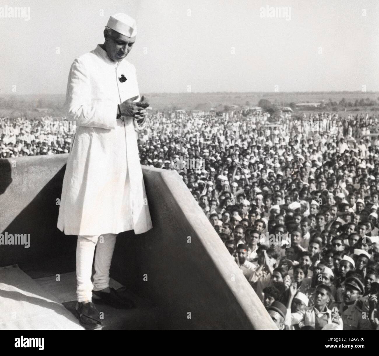 Jawaharlal Nehru, Premierminister von Indien, Adressierung eine Menschenmenge in Parnera, Indien. 23. März 1952. Der Anlass war die Eröffnung einer Fabrik, Farbstoffe und Medikamente in ein gemeinsames Geschäft der indisch-amerikanische Wagen zu machen. (CSU 2015 11 1233) Stockfoto