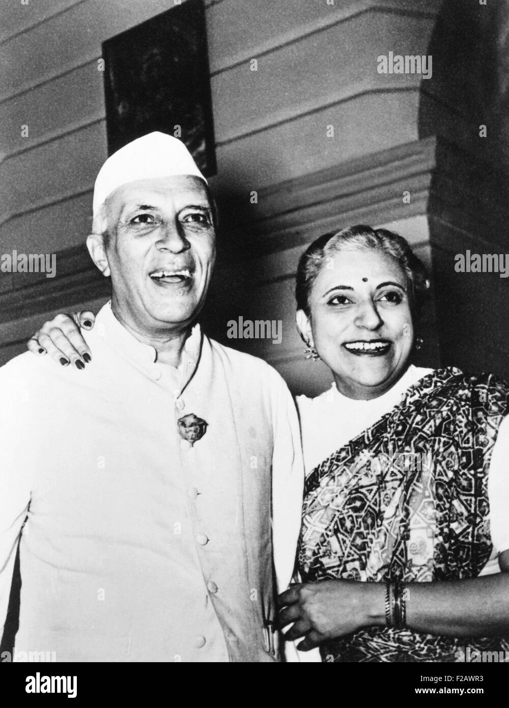 Jawaharlal Nehru mit seiner jüngsten Schwester, Krishna Nehru Hutheesing, ca. 1950. Sie war der Autor einer Familiengeschichte, wir NEHRUS, veröffentlicht im Jahr 1967. (CSU 2015 11 1232) Stockfoto