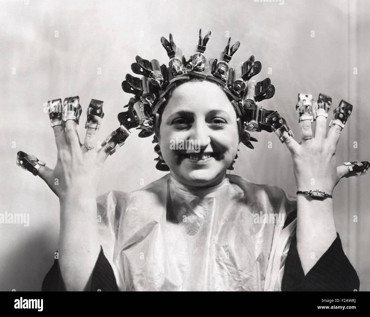 Model trägt Helene Curtis Fernbedienung Dauerwelle. 13. März 1940. Sie trägt Nagel Schilde erfunden durch David Wilshire, ihre frisch lackierten Nägel zu schützen. Neue wissenschaftliche Produkte wurden auf der New York International Beauty Show ausgestellt. (CSU 2015 11 1219) Stockfoto