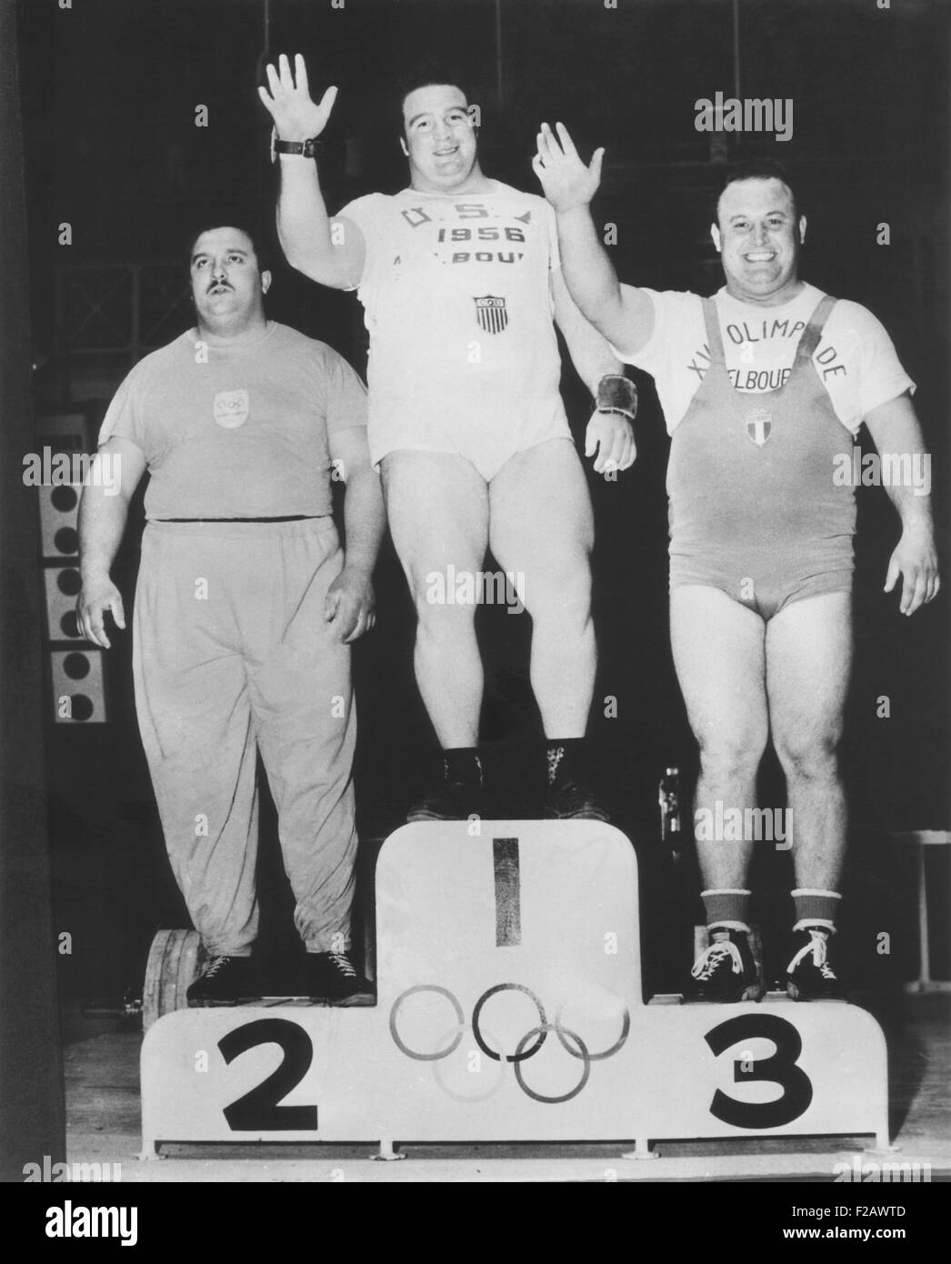 Paul Anderson (Mitte) gewann eine olympische Goldmedaille im Schwergewicht Gewichtheben. Melbourne, Australien-Spiele, 26. November 1956. Auf der linken Seite ist Argentiniens Humberto Silvetti, der die Silbermedaille gewann. Alberto Pigaiani Italien gewann Bronze. (CSU 2015 11 1202) Stockfoto
