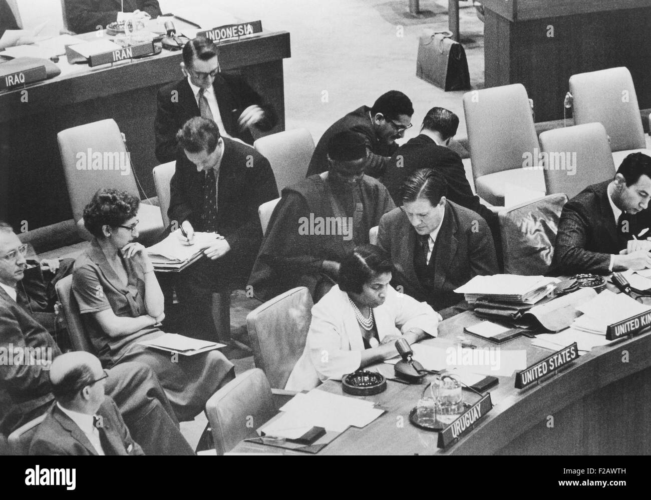Marian Anderson, US-amerikanischer Opernsänger, als Delegierter bei den Vereinten Nationen. Sie diente auf der UN-Menschenrechtsausschuss. Ca. 1964. Am Schalter im Vordergrund, L-r: Herr Martin Aguirre, Venezuela; Miss Marian Anderson USA; Sir Andrew Cohen UK, mit Honorable Chief S. L. Akimiola, Minister für Kommunikation und Luftfahrt von Nigeria zu sprechen; und Dr. Jawdat Mufti, var. (CSU 2015 11 1198) Stockfoto
