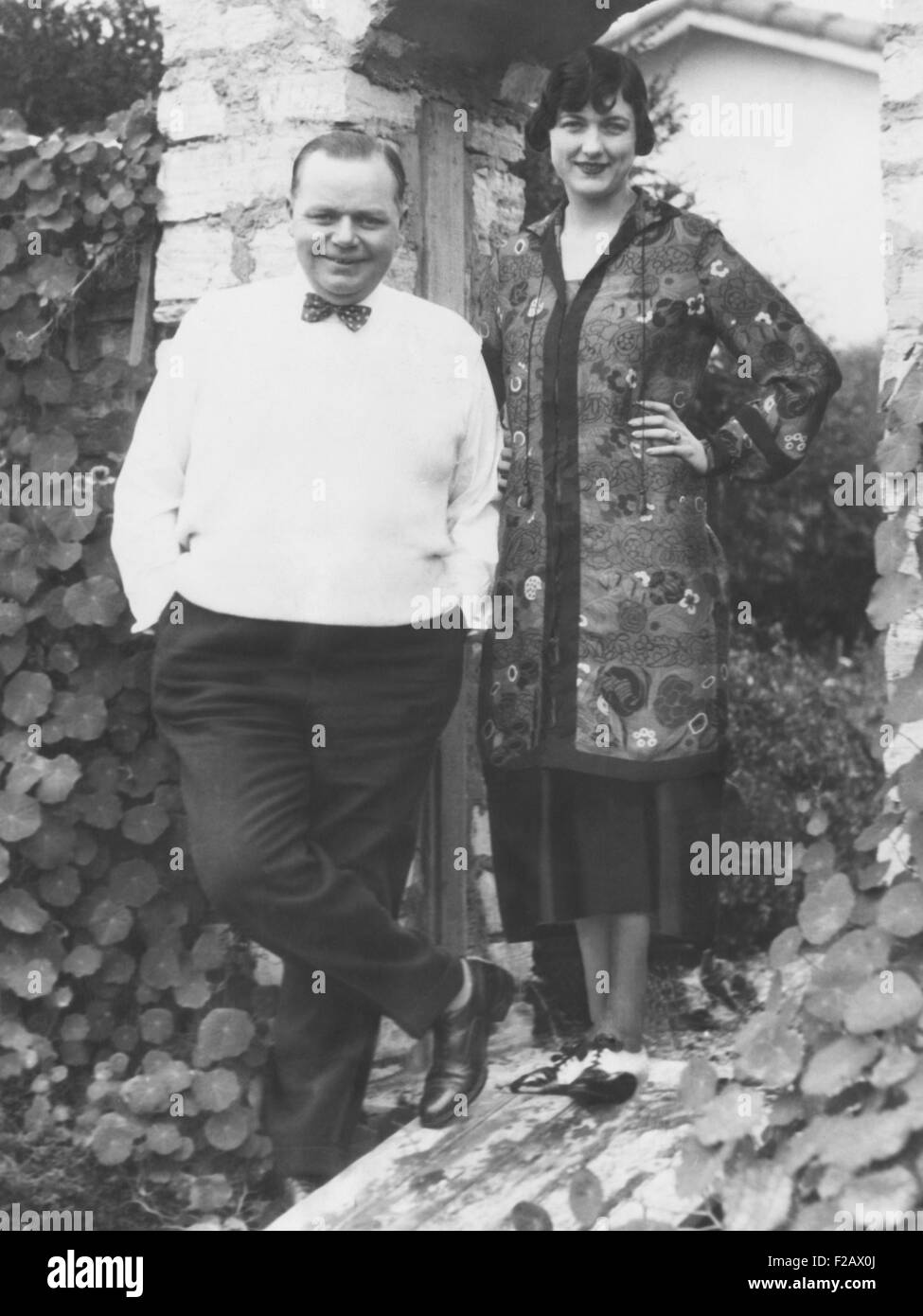 Roscoe Fatty Arbuckle und Doris Deane angekündigt, ihr Engagement am 15. Dezember 1924. Sie waren Gäste der Gouverneur (Govineur) Morris, bekannte Kurzgeschichtenschreiber, Monterey, Kalifornien (CSU 2015 11 1188) Stockfoto