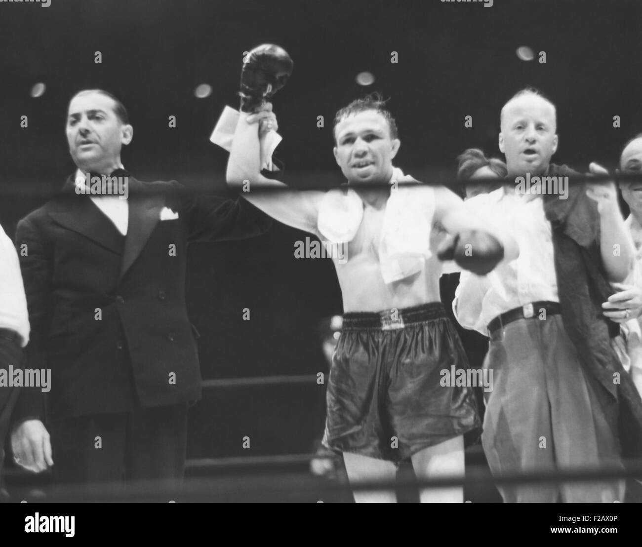 Lou Ambers, Weltmeister im Leichtgewicht, im Triumph mit Ansager Harry Balough, 22. August 1939. Henry Armstrong verlor fünf Runden auf Fouls und Lou Ambers gewann durch Beschluss nach 15 Runden. (CSU 2015 11 1185) Stockfoto
