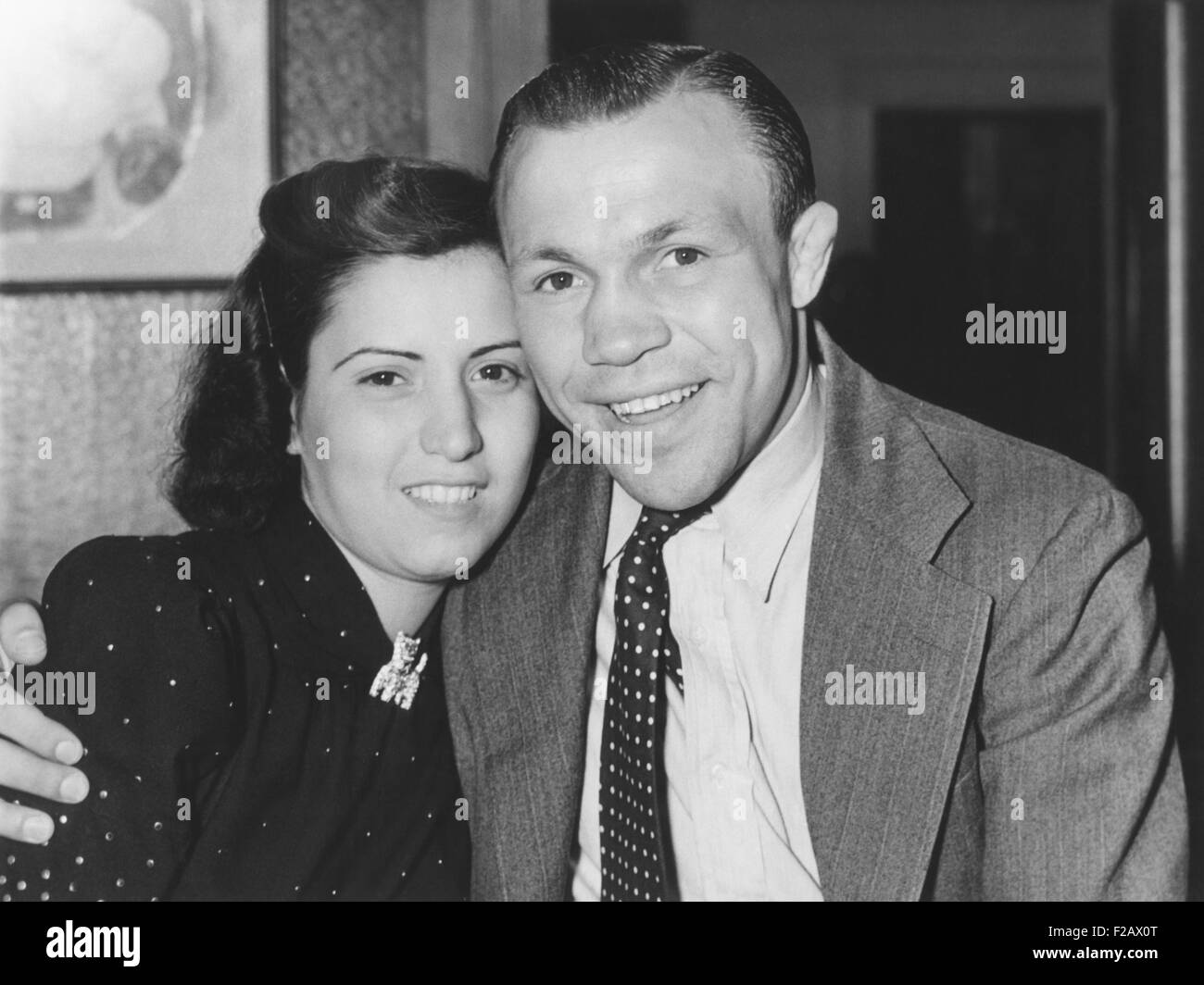 Lightweight champion Lou Ambers mit seiner Jugendliebe, Margaret Sally Celio, 22. Sie heirateten am 5. Oktober 1939 in ihrer Heimatstadt von Herkimer, New York. (CSU 2015 11 1183) Stockfoto