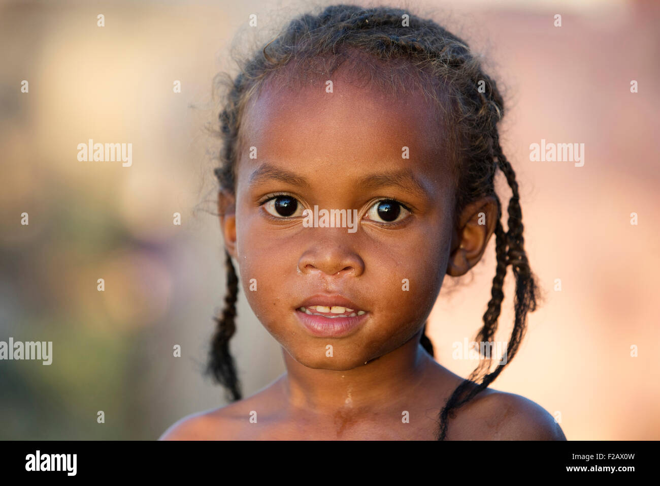 Porträt des madagassischen Kind, junges Mädchen mit geflochtenen Haaren in Miandrivazo, Menabe, Madagaskar, Südosten Afrikas hautnah Stockfoto
