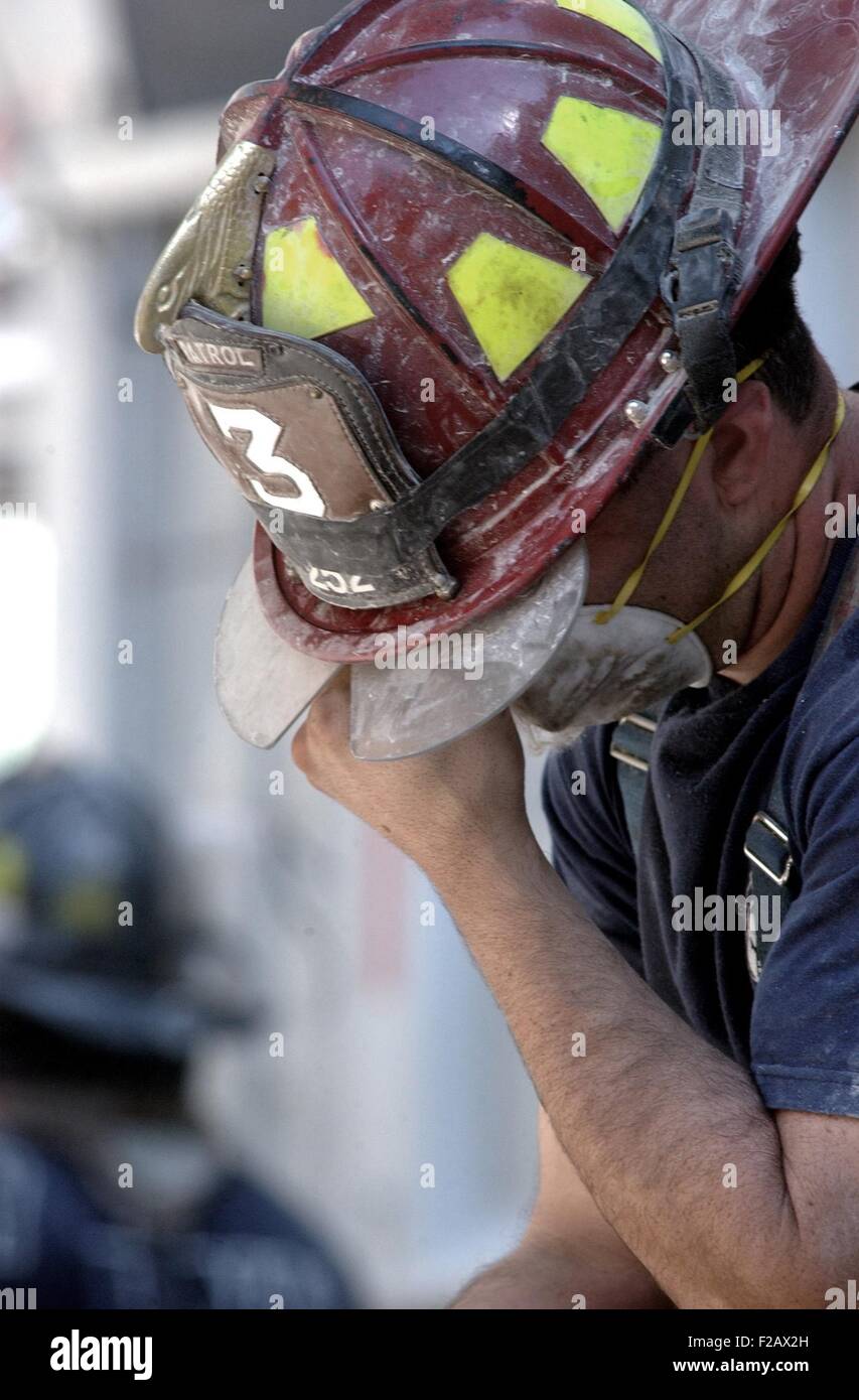 New York City Feuerwehrmann nimmt sich eine Auszeit bei Rettungseinsätzen auf 14. September 2001. Nur 13 Personen aus gerettet wurden lebendig unter der Stockfoto