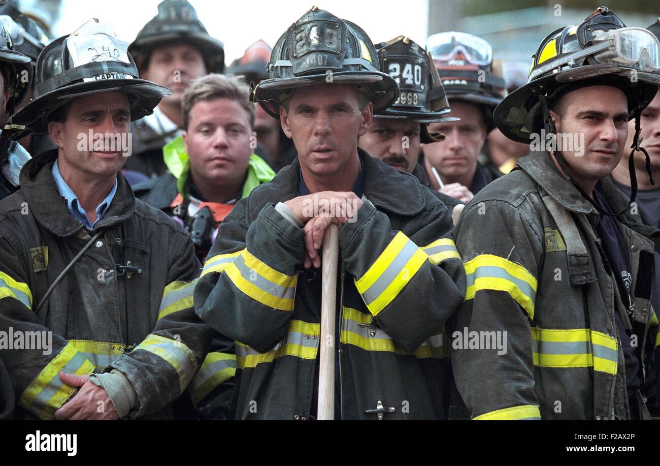 Feuerwehrmänner von der 240. Engine Company während Präsident George W. Bushs Besuch zum Ground Zero. 14. September 2001. Auf 9 / 11 sie war in den Südturm bestellt worden, aber es brach zusammen, als sie weniger als einen Block entfernt waren. (BSLOC_2015_2_72) Stockfoto