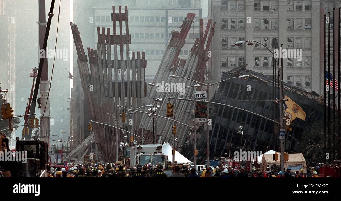 Reste des World Trade Centers auf Freitag, 14. September 2001. Feuerwehr und Rettung Arbeiter sammeln bei den Ruinen beim Besuch von Präsident George Bush zum Ground Zero nach 9 / 11 Terroranschläge. World Trade Center, New York City, nach dem 11. September 2001. (BSLOC 2015 2 70) Stockfoto