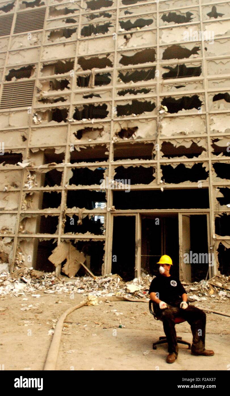 NYC-Retter nimmt eine Auszeit auf einem Bürostuhl aus einem beschädigten Gebäude in der Barclay Street. 13. September 2001. New York City, 2 Tage nach der 11. September 2001 Terroranschlag. US Navy Foto von Jim Watson (BSLOC 2015 2 63) Stockfoto