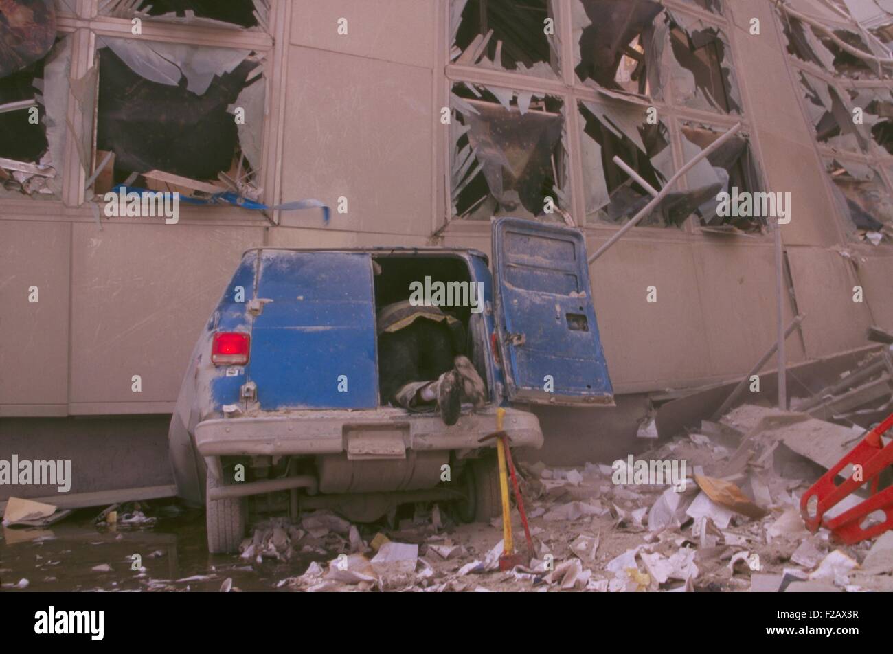 Feuerwehrmann Überprüfung innerhalb der Rückseite eines Lieferwagens nach 9 / 11 Terroranschläge in New York City. Die van-Front war unter den eingestürzten Stockfoto