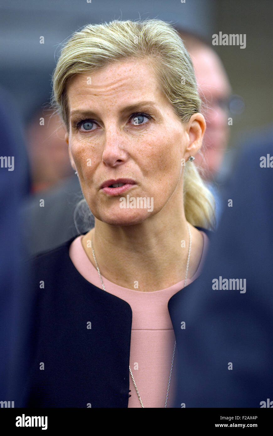 Holybourne, Alton, Hampshire, UK. 15. September 2015. Ihre Königliche Hoheit die Gräfin von Wessex Treloar Schule & College, eine Sonderschule und Betreuungseinrichtung für Kinder mit körperlichen Behinderungen, öffnen Sie eine neue Anlage, Holybourne, Alton, Hampshire, UK, Dienstag, 15. September 2015 besuchen. HRH gesehen, hier im Gespräch mit Personal Credit: Paul Doyle/Alamy Live News Stockfoto