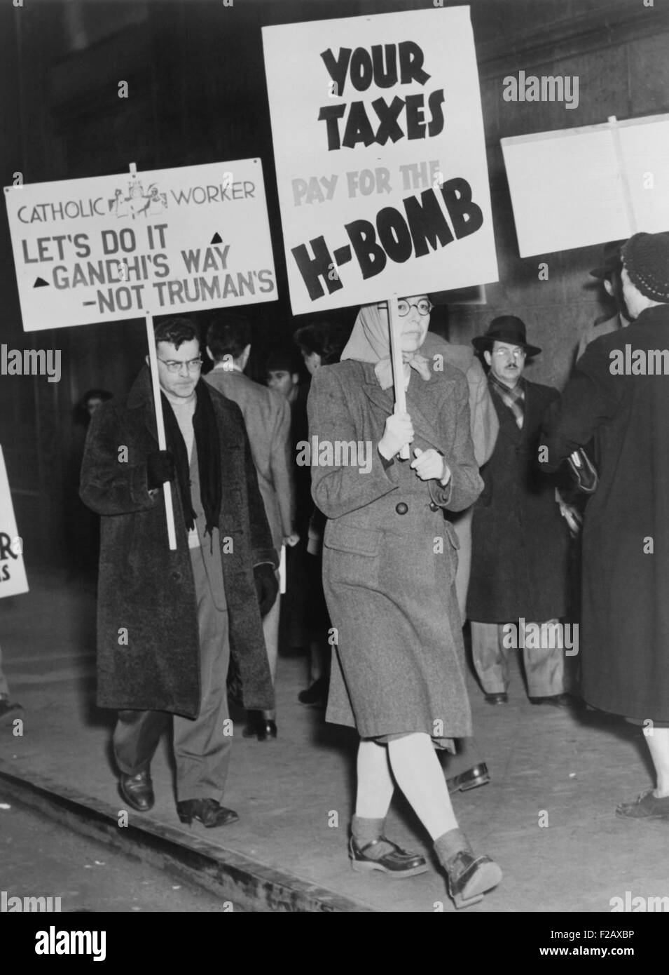 Männer und Frauen, die gegen die Verwendung von Steuergeldern für die Entwicklung von Kernwaffen Streikposten. New York City, 15. März 1950. Am 31. Januar 1950 leitete Präsident Truman die Atomic Agenturprovision aller Formen von Atomenergie Waffen, einschließlich der sogenannten Wasserstoff oder Super-Bombe weiterentwickeln. (BSLOC 2015 2 34) Stockfoto