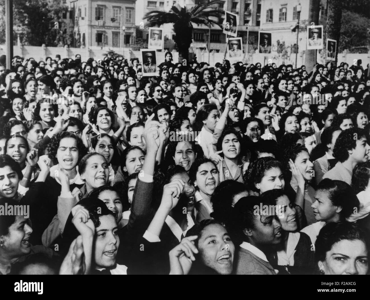 Cairo Suffragetten, tragen einige Plakate mit Fotos von Gamal Abdel Nasser. 22. Januar 1956. Die ägyptische Verfassung von 1956 ausdrücklich die Chancengleichheit zwischen Männern und Frauen. (BSLOC 2015 2 261) Stockfoto