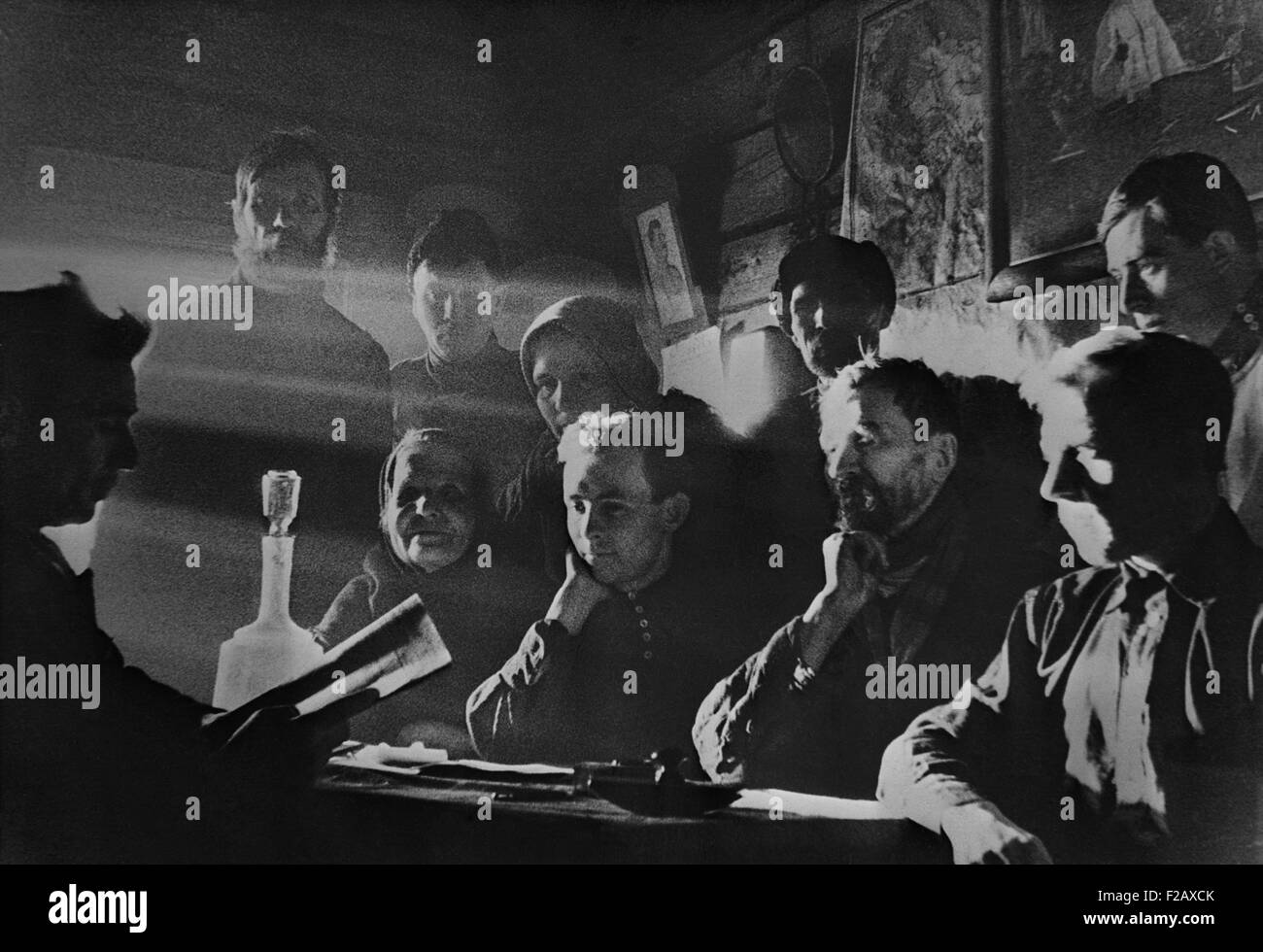 Sitzung des gewählten Management Committee der Kolchose "Neues Leben". In der Nähe von Moskau, UdSSR. Ca. 1935-40. (BSLOC_2015_2_259) Stockfoto
