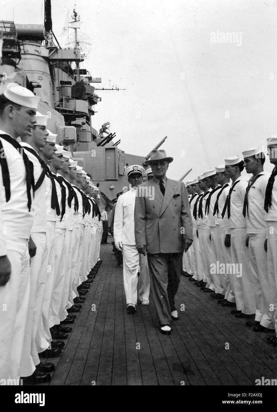 Präsident Harry Truman inspiziert das Personal über die USS Missouri ca. 08.09.1947. Truman und seine Familie aus einem Zustand zurückgekehrt Besuch in Brasilien auf dem sagenumwobenen Schlachtschiff von Sept. 8-15. (BSLOC 2015 2 237) Stockfoto