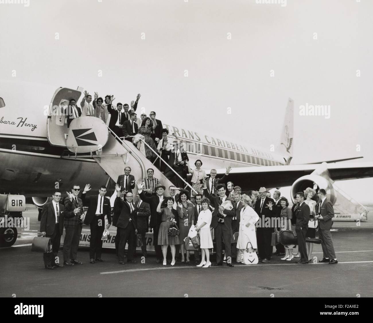 Peace Corps Freiwilligen einsteigen in einen Jet Trans Caribbean Airways nach San Juan, Puerto Rico gebunden. 16. Juli 1962. Die 54 neue Frieden Sanitätern ausgebildet am Camp Radley, in der Nähe von Arecibo, P.R. (BSLOC 2015 2 228) Stockfoto